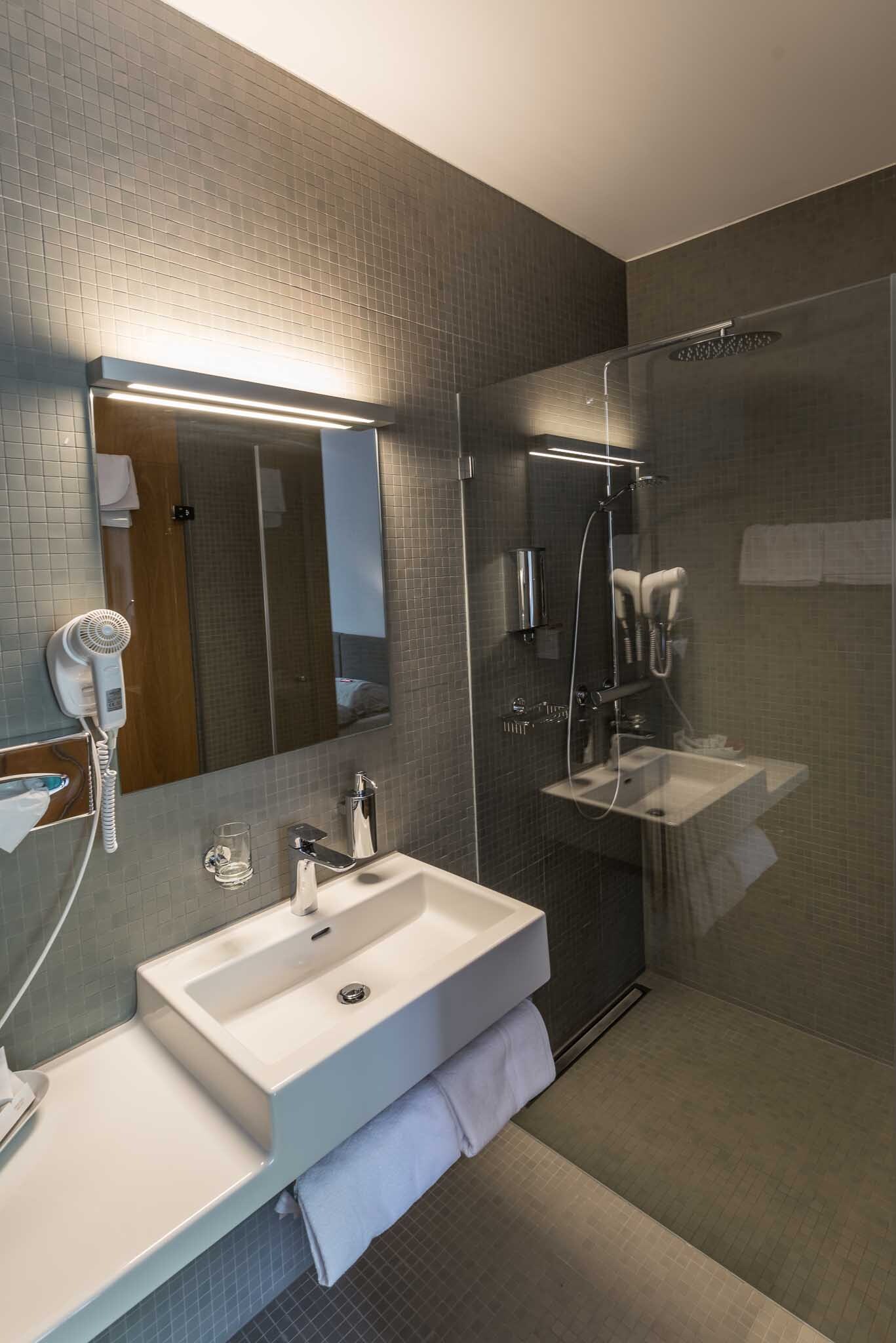 East West Hotel Doppelzimmer Bad.jpg