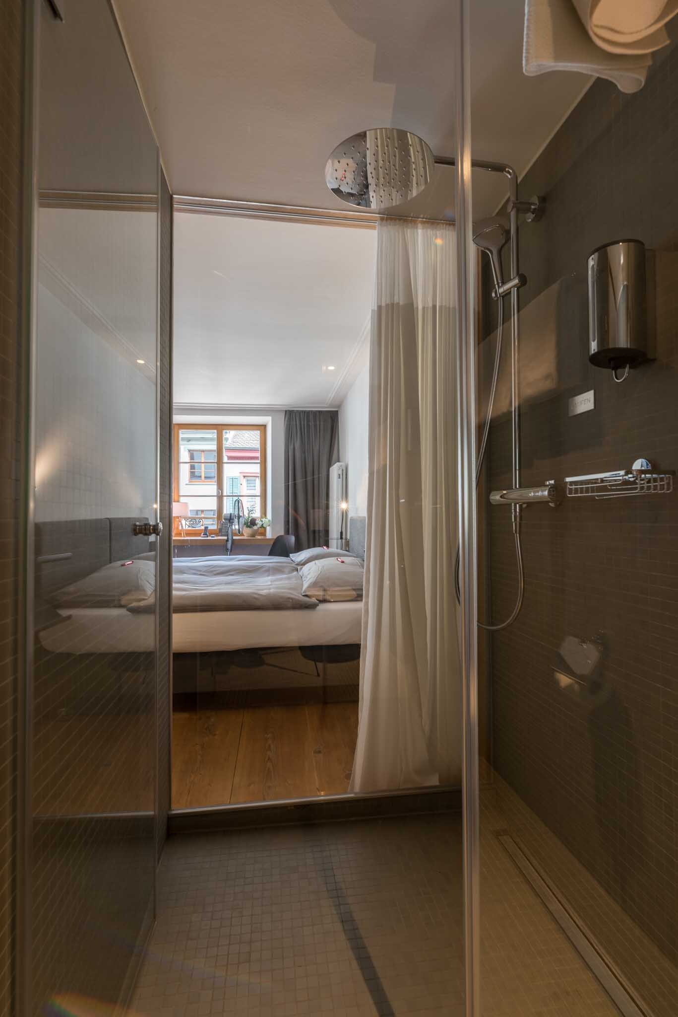 East West Hotel Doppelzimmer Dusche Bad.jpg