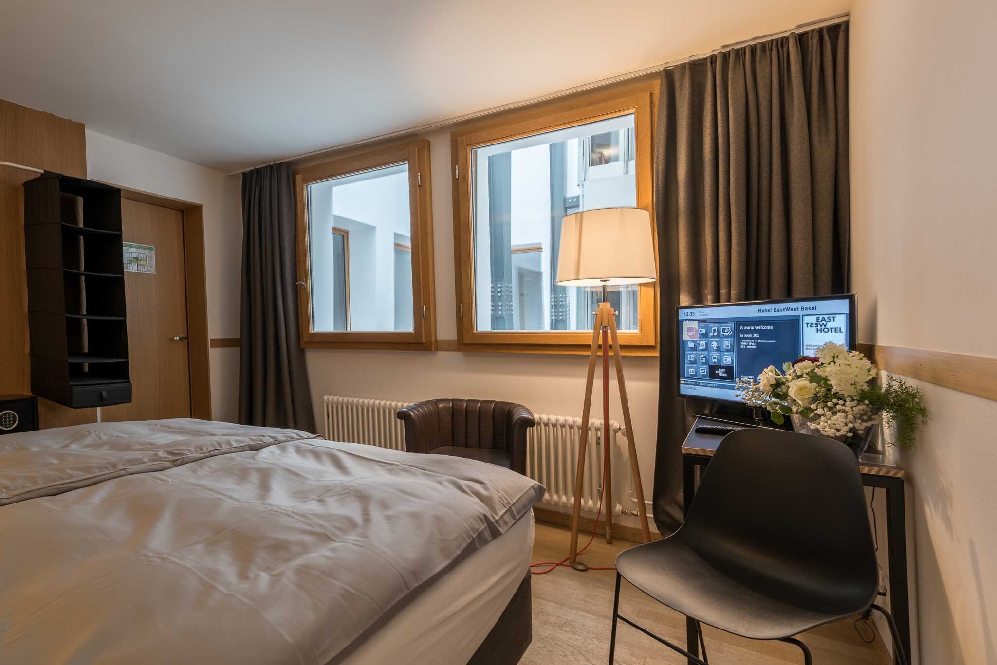 East West Hotel Doppelzimmer Fernseher.jpg
