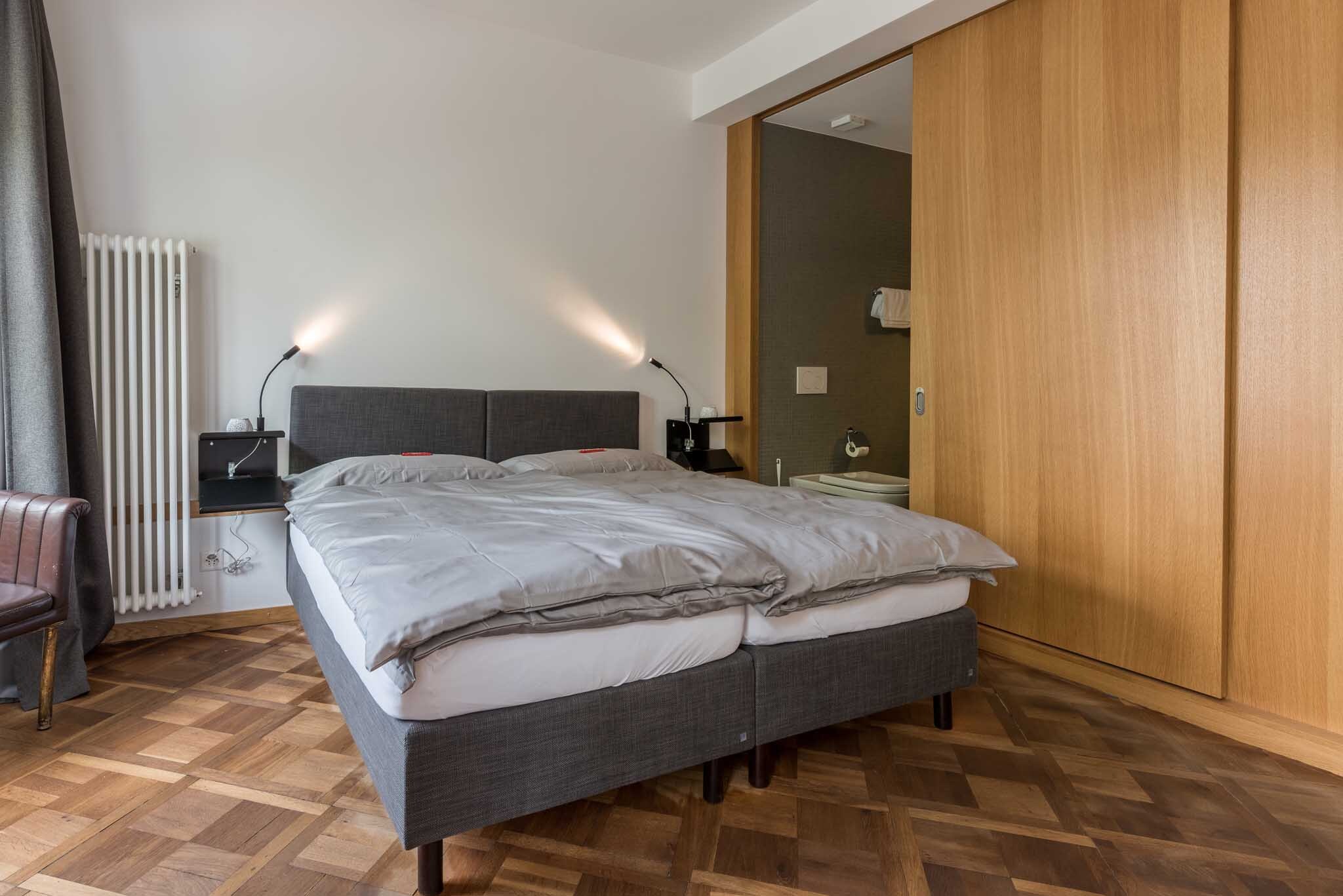East West Hotel Doppelzimmer Gemütlich Anthrazit Bett.jpg