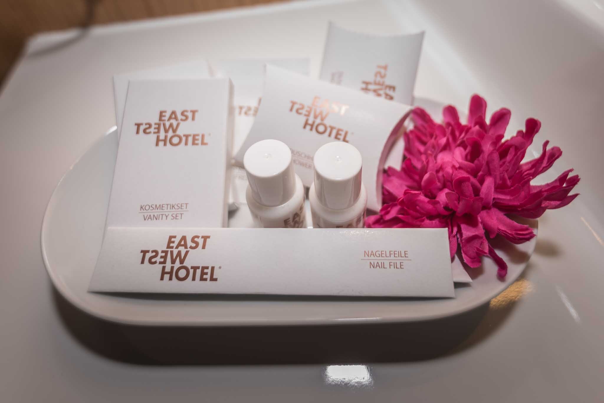 East West Hotel Doppelzimmer Geschenk.jpg