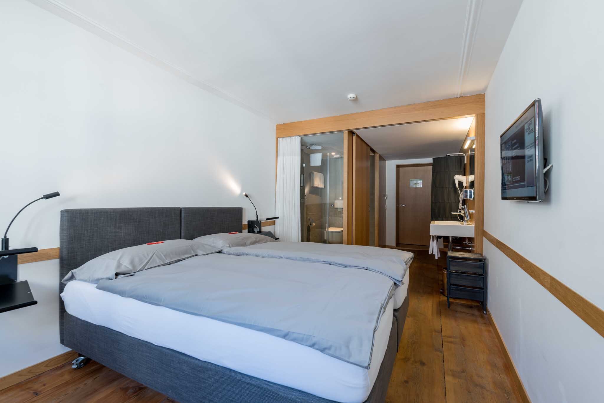 East West Hotel Doppelzimmer Holz Gemütlich comfort.jpg