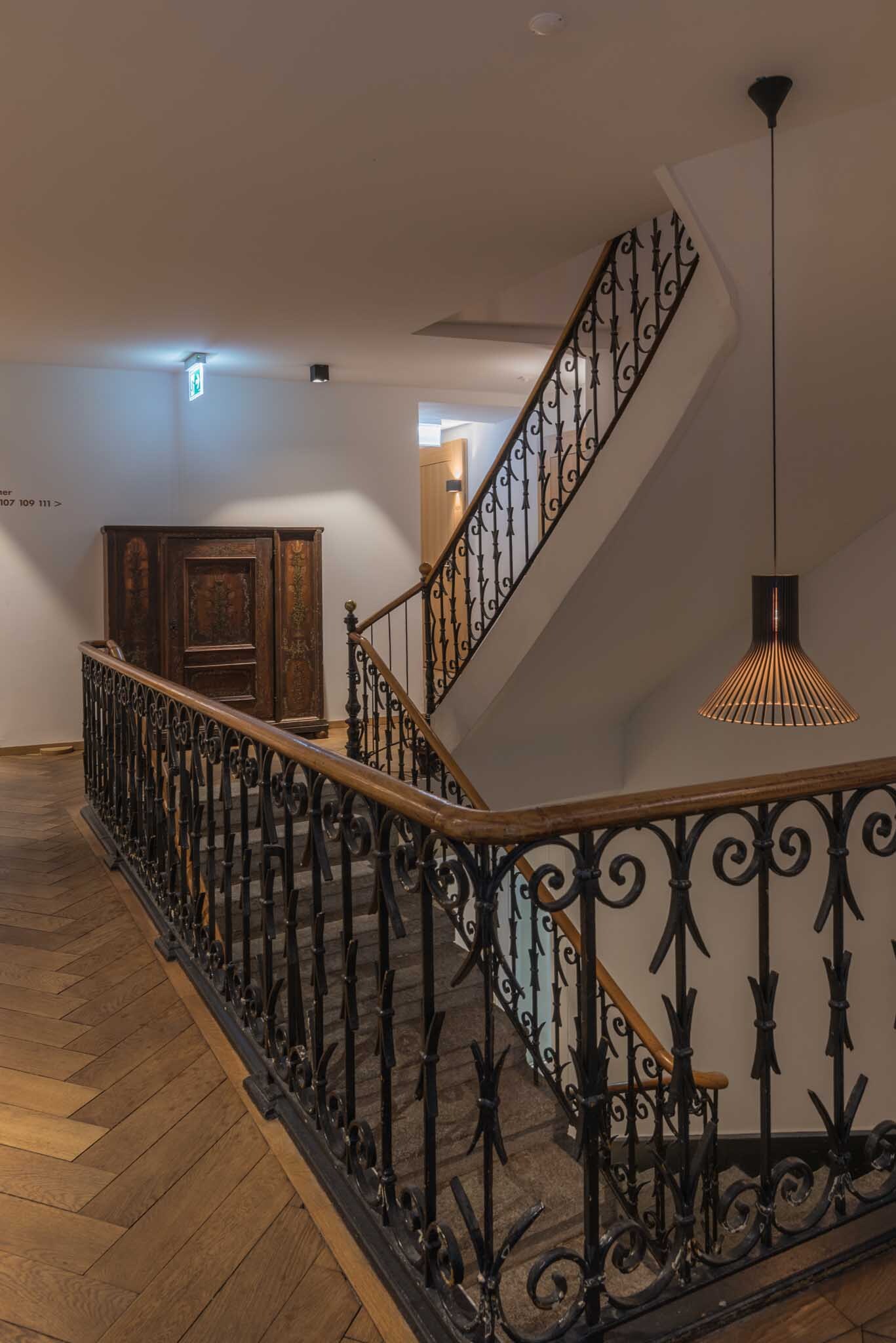 East West Hotel Doppelzimmer Trepenhaus Metall.jpg