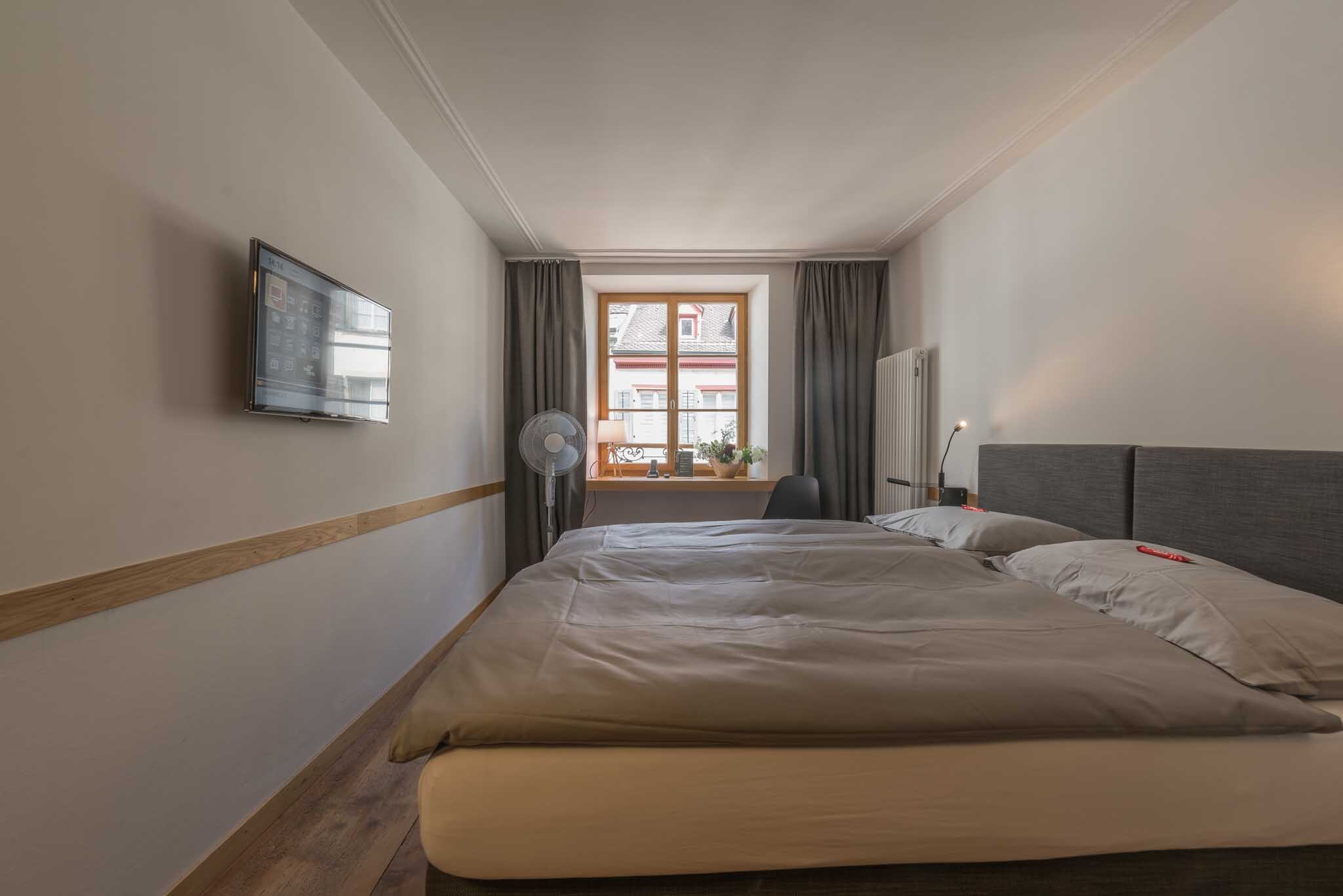 East West Hotel Doppelzimmer Ventilator Fenster Bett.jpg