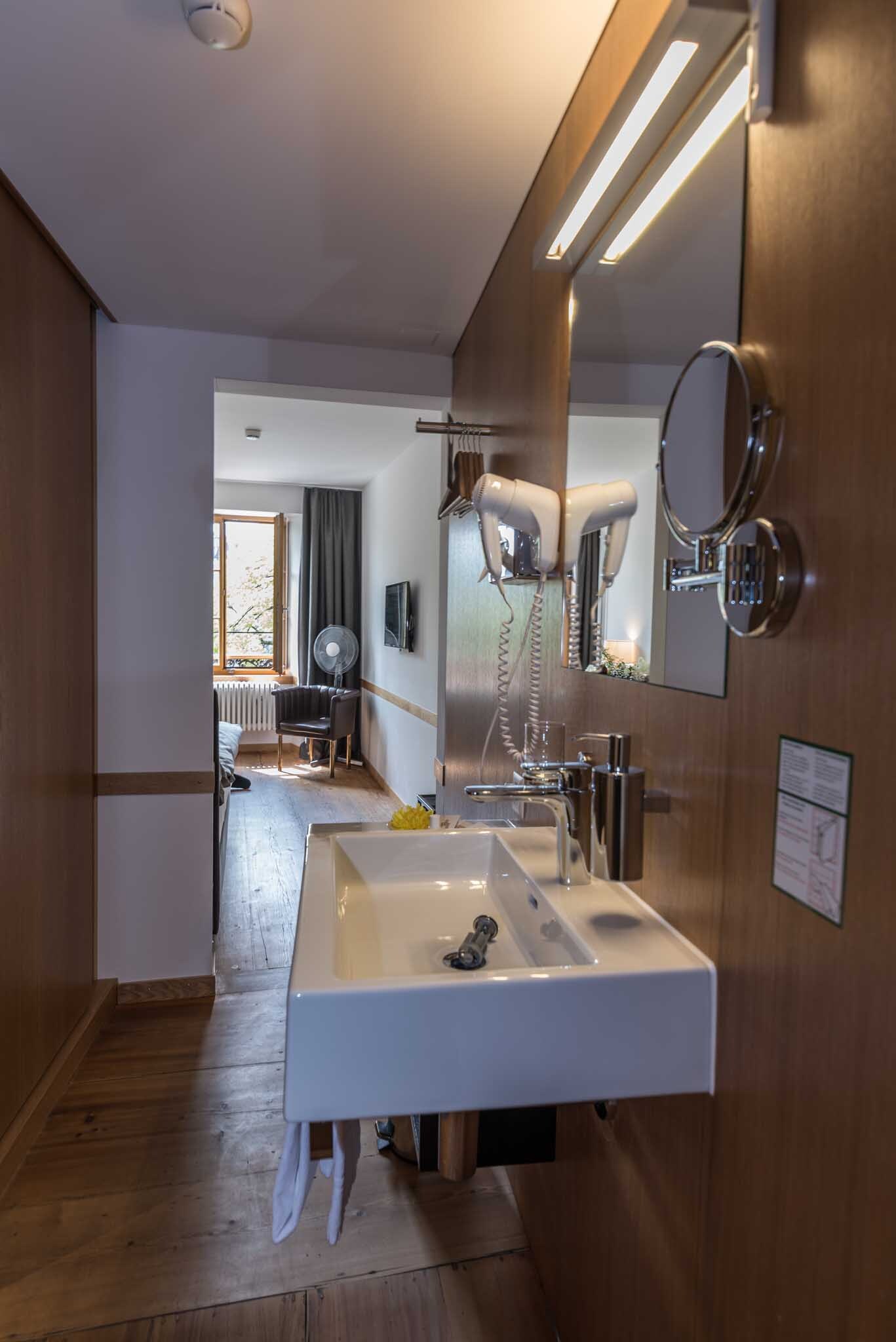 East West Hotel Einzelzimmer Basezimmer.jpg