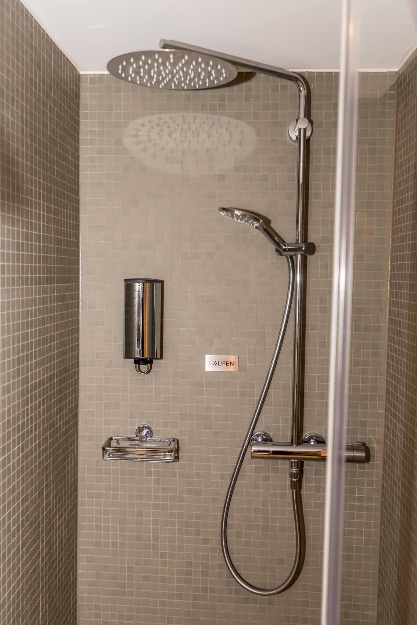 East West Hotel Einzelzimmer Dusche.jpg