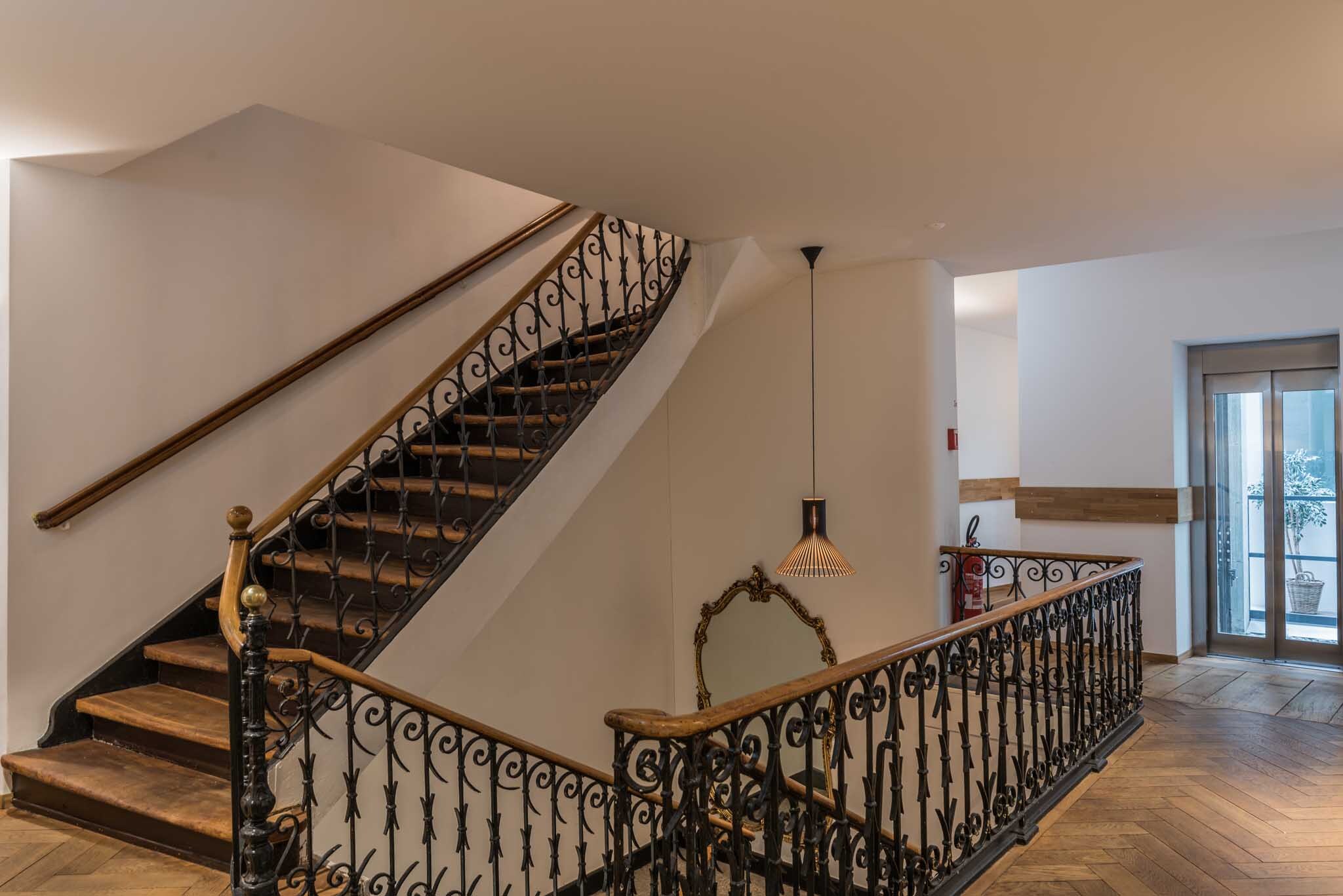East West Hotel Einzelzimmer Treppenhaus Vintage.jpg