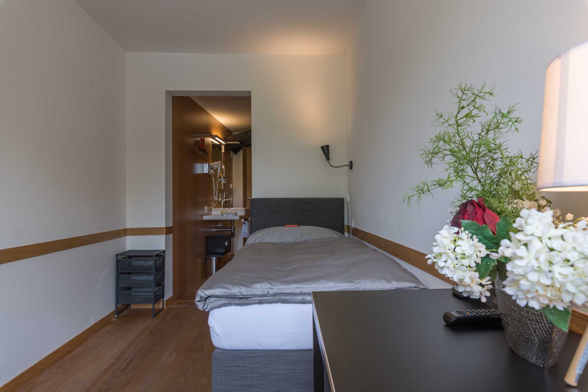 Einzelzimmer East West Hotel BAsel Blumen Bett.jpg