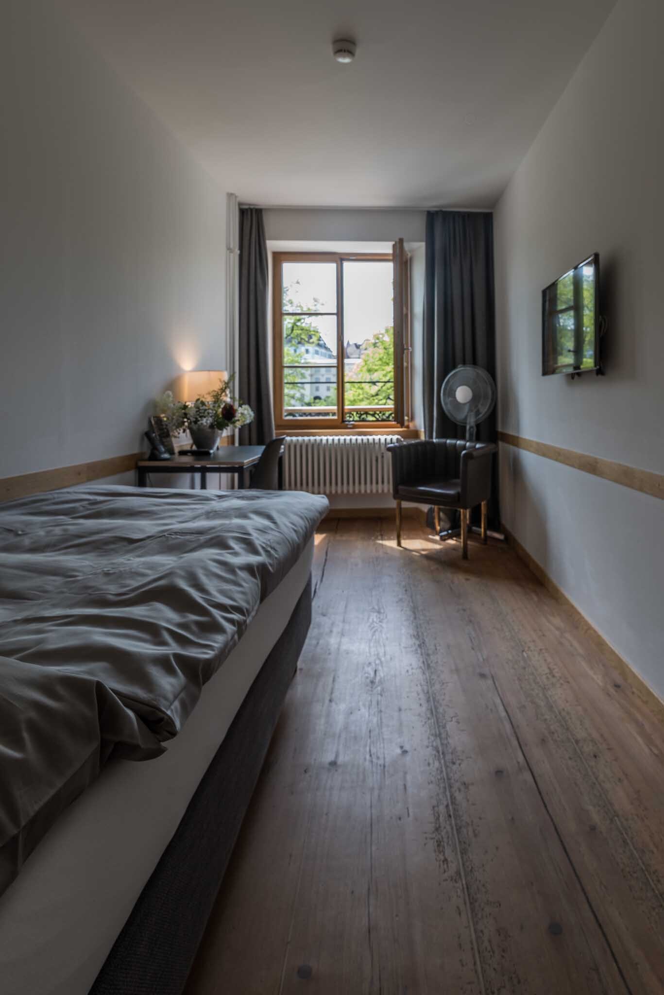 Einzelzimmer East WEst Hotel Fenster Ventilator.jpg
